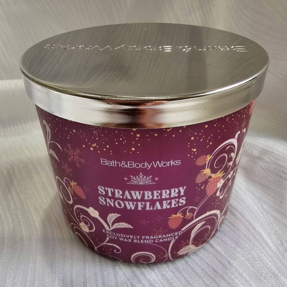 Bath & Body Works Strawberry Snowflakes 3 Wick Candle RARE - Picture 1 of 6